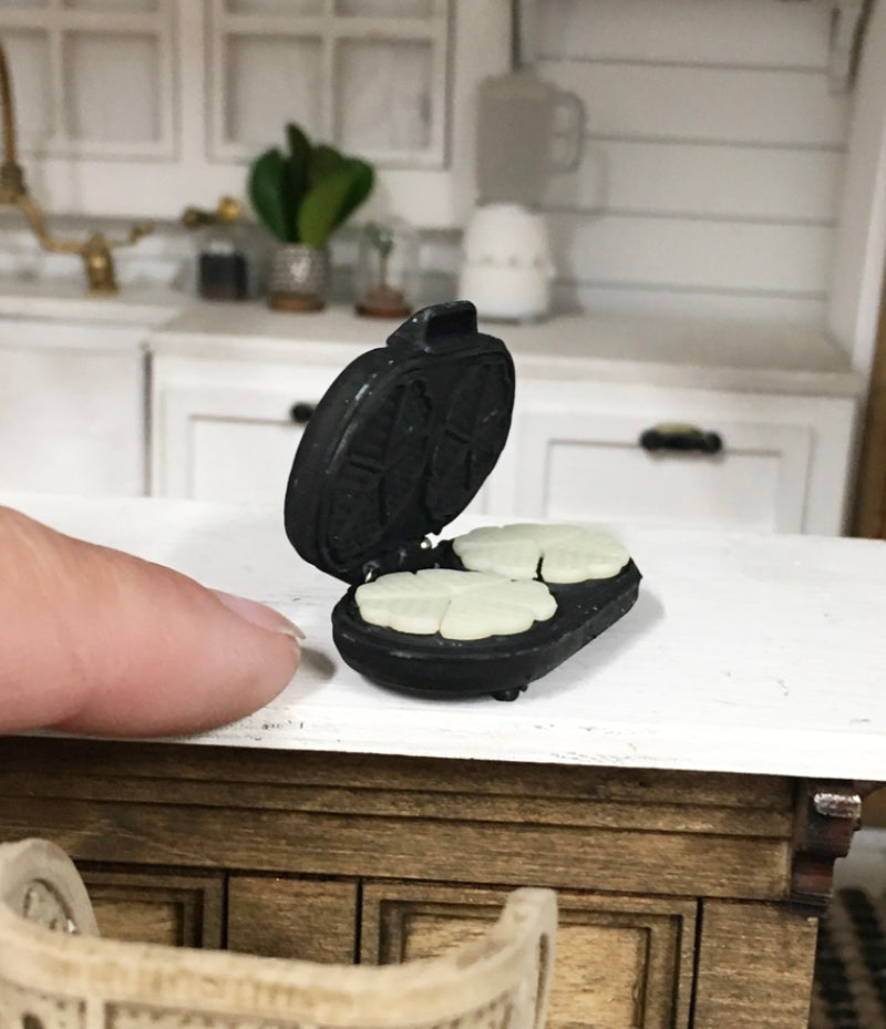 1:12 Scale | Miniature Dollhouse Waffle Maker with Heart Waffles