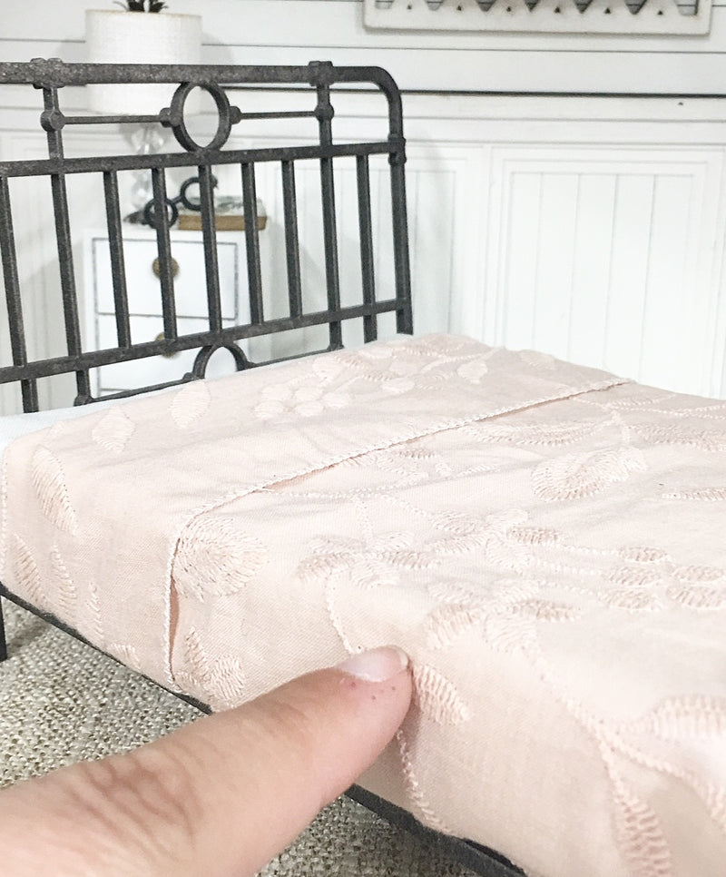 Miniature 1:12 | Farmhouse bed linen & Sheet Dusty Pink Flowers