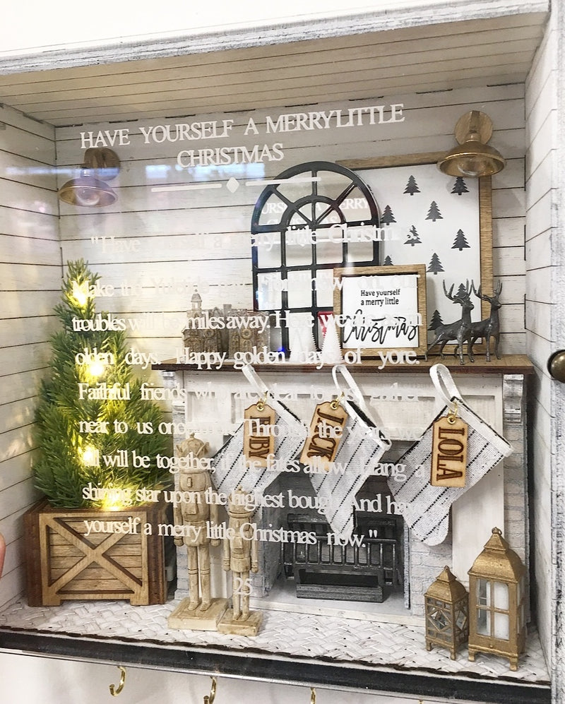 Miniature Dollhouse 1:12 Scale | Miniature Farmhouse Christmas Keyholder Roombox