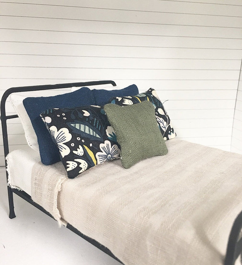 Farmhouse bed linen with 7 matching pillows | natural linen & Blue Flowers
